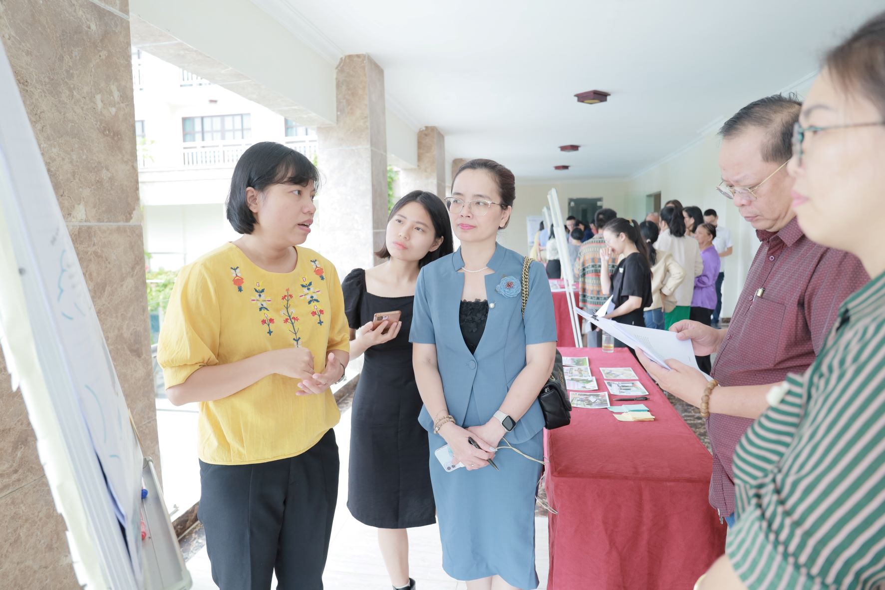 Đại biểu tham quan v&agrave; chia sẻ m&ocirc; h&igrave;nh(1).JPG