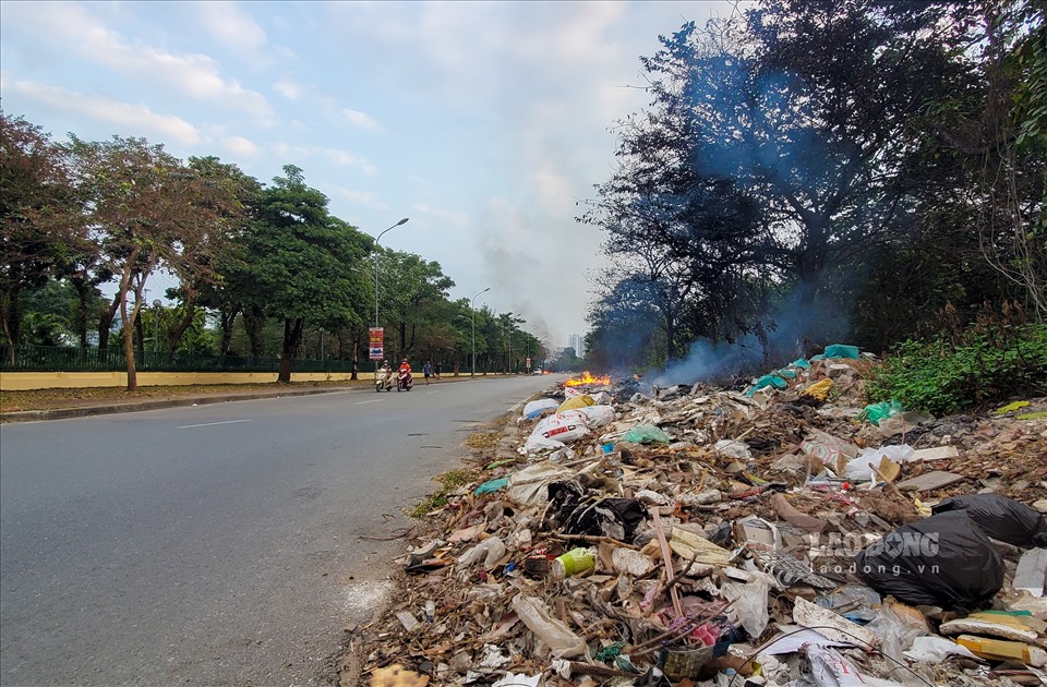 Rac nam la liet doc duong tai Hoang Minh Thao, Bac Tu Liem.jpg