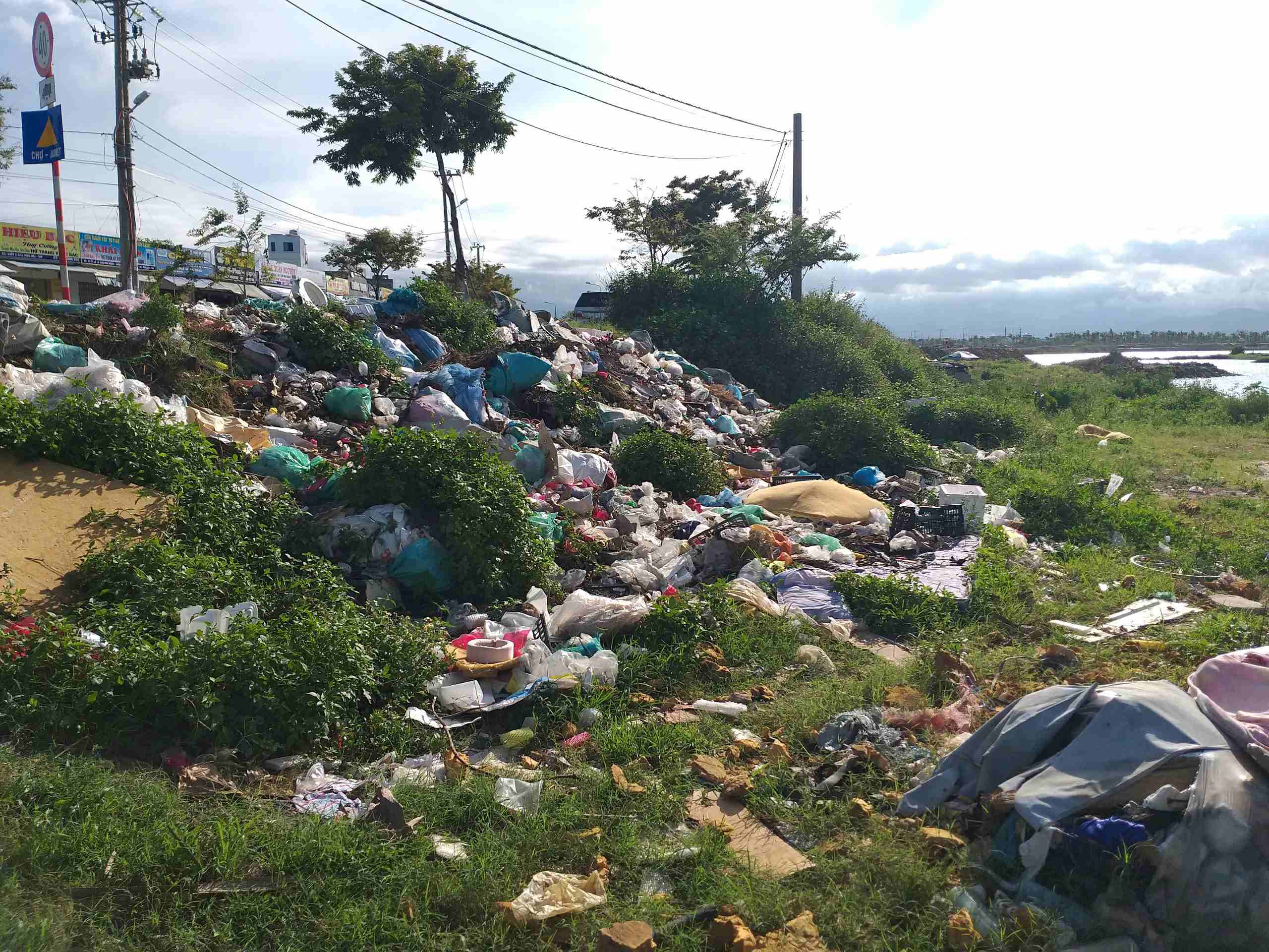 01 bai rac tu phat tai Hoa Hai, Ngu Hanh Son, Da Nang.jpg